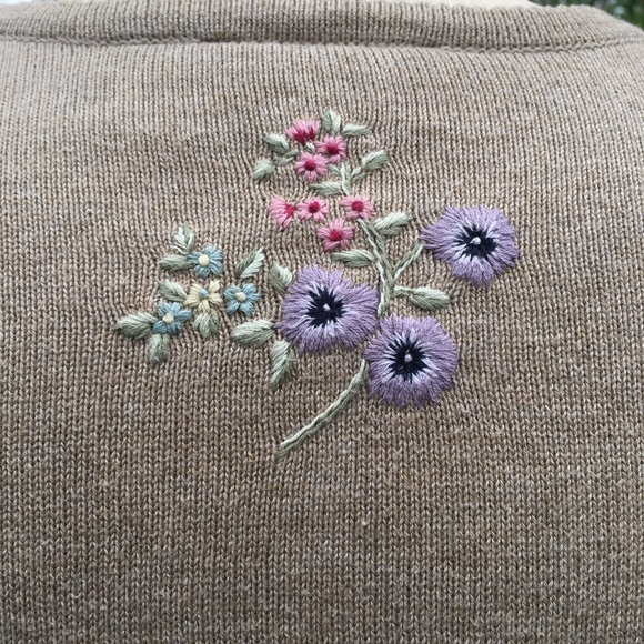 Beautiful LIZ Claiborne Tan floral embroidered Cardigan sweater medium 1529 - Picture 3 of 8